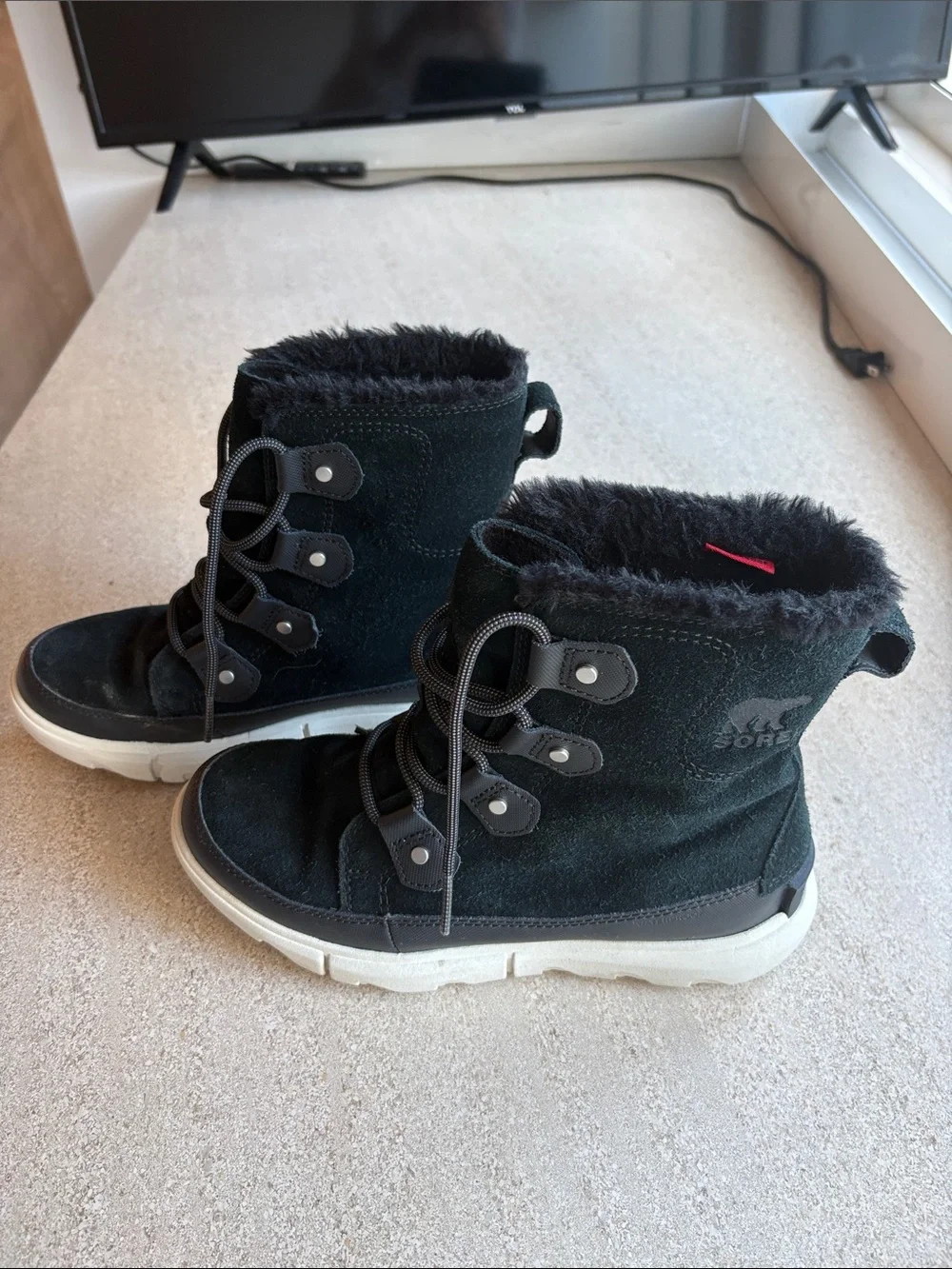 Sorel Explorer Joan Black Faux-Fur Lace-Up Winter Boots; size 7.5